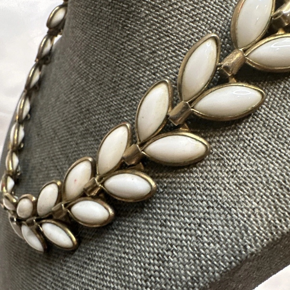 Chic White Leaf Necklace - Picture 5 of 6